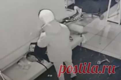 Мародер ограбил магазин женской одежды в Алма-Ате и попал на видео. Мародер из Алма-Аты ограбил магазин женской одежды в ТРЦ MOSKVA Metropolitan и попал на видео. На кадрах видно, что мужчина, личность которого еще не определена, неспешно передвигается по бутику без маски, снимает платья с манекенов, складывая их на руку, а также вынимает украшения из ящиков и надевает их на себя.