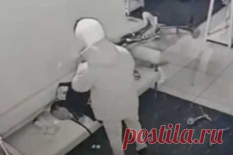 Мародер ограбил магазин женской одежды в Алма-Ате и попал на видео. Мародер из Алма-Аты ограбил магазин женской одежды в ТРЦ MOSKVA Metropolitan и попал на видео. На кадрах видно, что мужчина, личность которого еще не определена, неспешно передвигается по бутику без маски, снимает платья с манекенов, складывая их на руку, а также вынимает украшения из ящиков и надевает их на себя.