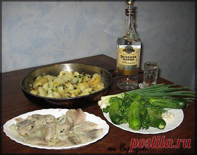 Кто без рюмки за столом,
Всех возьмем на абордаж.
Сегодня с нами ты не пьешь,
А завтра Родину продашь!