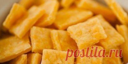 Сырные крекеры.ЗДЕСЬ:легкое печенье,тающее во рту--- http://i.ovkuse.ru/blogs/kulinarija/legkoe-pechene-tayusche-vo-rtu.html