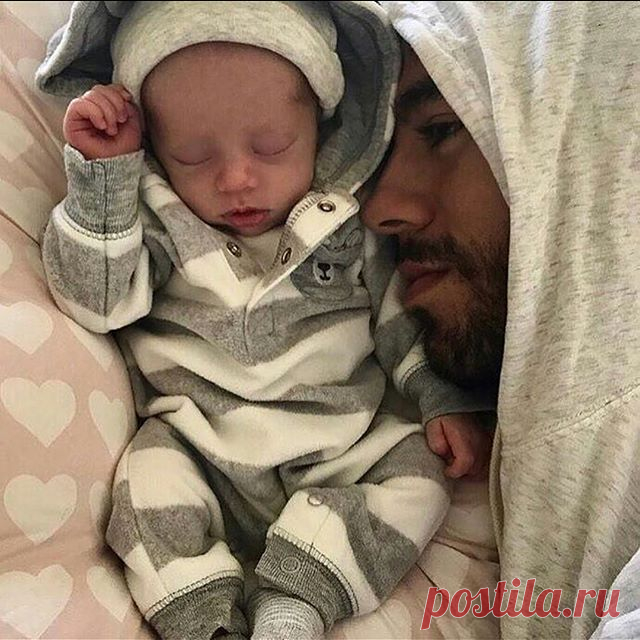 Как мило👼😍: Энрике Иглесиас опубликовал первое фото первенца. О пополнении в семье музыканта стало известно в конце декабря. По информации СМИ, у певца и его возлюбленной Анны Курниковой родились близнецы, которых назвали  Николасом и Люси😻