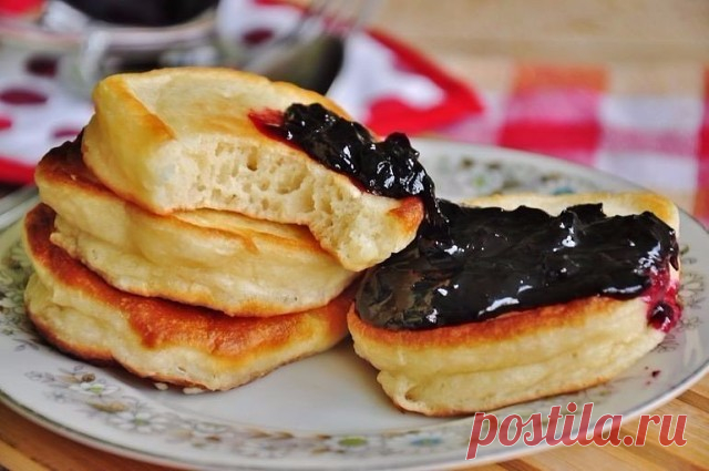 ТОП-5 ОЛАДУШЕК К ЗАВТРАКУ  
 
1) ВКУСНЕЙШИЕ ПЫШНЫЕ ОЛАДЬИ 
 
ИНГРЕДИЕНТЫ: 
● 250 мл. кефира (можно взять простоквашу) 
● 1 яйцо 
● 2 ст.л. сахара 
● 2 ст.л. растопленного сливочного масла 
● 150 г. муки 
● 1 ч.л. ванильного сахара 
● ¼ ч.л. соли 
● ¼ ч.л. соды 
● 1 ч.л. разрыхлителя 
 
ПРИГОТОВЛЕНИЕ: 
1. В миске смешать венчиком яйцо с сахаром и ванильным сахаром. 
2. Кефир или простоквашу немного нагреть и влить в яичную смесь. 
Добавить растопленное сливочное масло, пере...