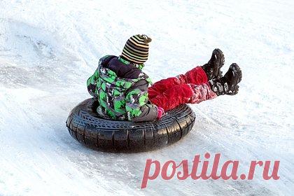 Девятилетняя россиянка на тюбинге скатилась под колеса машины и попала на видео. В Кургане девятилетняя девочка скатилась на тюбинге с горки и попала прямо под колеса автомобиля. Региональная ГИБДД опубликовала видео с моментом происшествия. На кадрах видно, как ребенок на ватрушке вылетает на проезжую часть прямо под колеса легковой машины. Водитель не успевает затормозить и сбивает девочку.