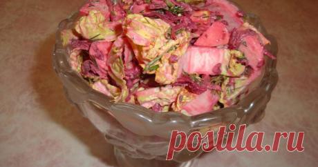 Необычный салат Автор рецепта Елена Авдеева Классный рецепт - Необычный салат! Необычный салат из пекинской капусты получается необыкновенно вкусным и красивым. У него получается розовый оттенок за счет свеклы, кисло сладкий вкус за счет лимонного сока и яблока, а орехи придают особую изысканность. Обязательно попробуйте - вам понравится!!!