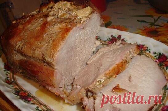 Пряное мясо в пиве. Очень вкусное и сочное, как горячее так и холодное. Мужчины будут в восторге!

Ингредиенты:
свинина бескостная 1 кг
пиво 0.5 л
розмарин 1 ч. л.
чеснок 4 зуб.
соль и перец по вкусу

1 Подготовленное мясо (лучше, если это будет цельный кусок с сальной прослойкой) прокалываем в нескольких местах, чтобы оно хорошо промариновалось.
2 Подготавливаем смесь специй: соль, перцы и розмарин смешиваем в ступке.
3 Полученной смесью натираем наше мясо и оставляем на часик (лучше на пару