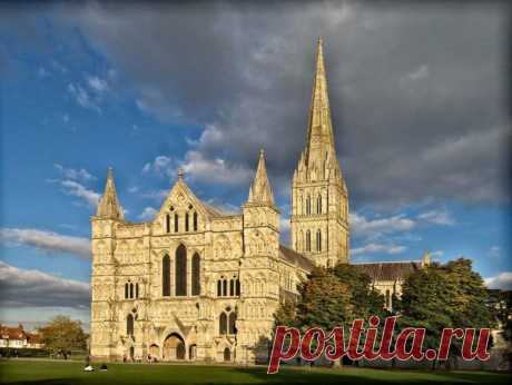 Солсберийский собор | Журнал "JK" Джей Кей Солсберийский собор - готический собор Девы Марии в английском городе Солсбери, который, будучи возведён в своей основной части всего за 38 лет, считается чистейшим образцом английской готики. Это самый большой храм Великобритании, он занимает территорию в 80 соток. Соборные часы, созданные в 1386 году, считаются старейшим работающим часовым механизмом в мире. Вид на собор в Солсбери из епископского сада — знаменитый пейзаж Джона Констебла.