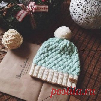 Шапочка обьемным узором спицами. Шапочка узором плетёнка спицами