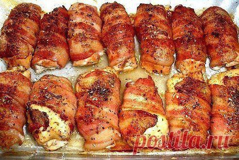 Рулетики из куриного филе с сыром "Фета" и помидорами, в беконе

на 6 рулетиков:
3 филе куриной грудки
1 средний помидор
примерно 100гр. сыра "Фета"
12 тонких полосок с/к бекона
3 зубчика чеснока (пропустить через пресс)
2 ч.л. ваших любимых специй для курицы
смесь перцев "мельница" по вкусу
соль

Смотреть рецепт: http://ok.ru/hoziaushkacom
•••подробнее