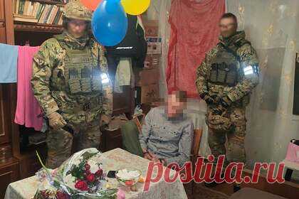 Ветеран ВСУ попытался взорвать гранату на свидании с девушкой. В Харькове 24-летний ветеран боевых действий в Донбассе попытался «наладить» отношения со своей девушкой, пригласил ее на свидание и пригрозил взорвать боевую гранату Ф-1. По приезде полиции мужчина начал вести себя агрессивно, но переговорщикам удалось убедить его сдаться.