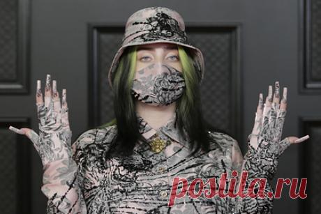 Билли Айлиш надела одежду скандального бренда вопреки обвинениям в расизме. Американская певица Билли Айлиш вышла в свет в наряде скандального бренда вопреки обвинениям в расизме из-за высмеивания азиатского акцента. Знаменитость запечатлели в городе Бербанк в одежде марки Chinatown Market, которую обвинили в культурной апроприации из-за оскорбительного названия.