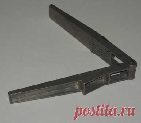 Vintage Garlic Press Made in Italy Brevattato 7” Cooking Kitchen Tool Vintage garlic press marked Made in Italy, Brevattato . 7 in length, in excellent condition.