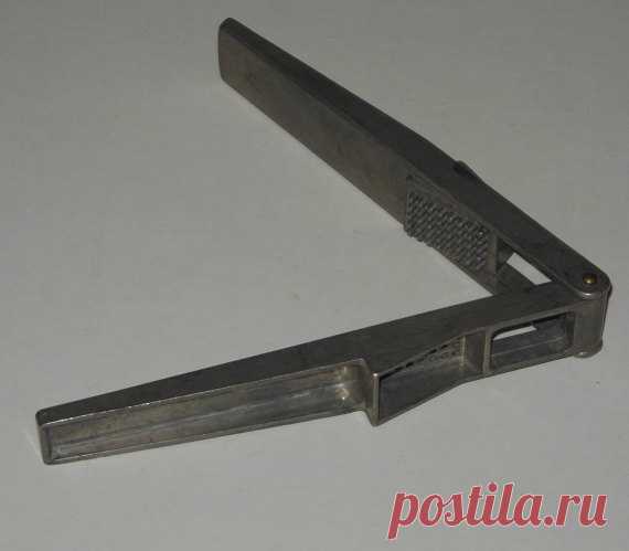 Vintage Garlic Press Made in Italy Brevattato 7” Cooking Kitchen Tool Vintage garlic press marked Made in Italy, Brevattato . 7 in length, in excellent condition.