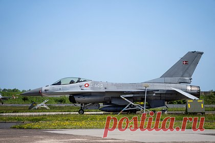 В США перечислили ракеты и бомбы для украинских F-16. Истребители F-16, которые могут получить Вооруженные силы Украины, могут оснастить ракетами AGM-88 High-speed Anti-Radiation Missile (HARM), AIM-120 Advanced Medium-Range Air-to-Air Missile (AMRAAM) и AIM-9 Sidewinder, а также бомбами GBU-53/B Small Diameter Bomb (SDB). Соответствующее оружие перечисляет The Drive.