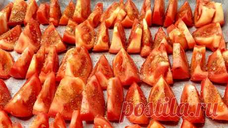 Рецепт 🍅 Томаты 2кг Чеснок 2шт  Приправа для Томата 10гр Кориандр 10гр Соль пр вкусу  Масло растительное 100мл  Включить духовку и разогреть до…