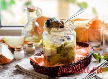 Рыба по-домашнему в растительном масле Ингредиенты:Скумбрия — 350 гСоль — 1 ч. л.Сахар — 1 щепоткаЛавровый лист — 2 шт.Душистый перец, перец горошком — 4 шт.Масло растительное — 80 млМорковь — 30 гПриготовление:1. Подготовьте ингредиенты. Рыбу разморозьте. Банку 0,5 литра...