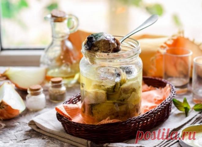 Рыба по-домашнему в растительном масле Ингредиенты:Скумбрия — 350 гСоль — 1 ч. л.Сахар — 1 щепоткаЛавровый лист — 2 шт.Душистый перец, перец горошком — 4 шт.Масло растительное — 80 млМорковь — 30 гПриготовление:1. Подготовьте ингредиенты. Рыбу разморозьте. Банку 0,5 литра...