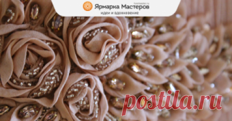 Цветы из ткани в работах дизайнеров и мастеров вышивки Пожалуй, сложно найти женщину, равнодушно относящуюся к цветам. Поэтому немудрено, что свою одежду милые дамы так любят украшать цветами. Вышитые и напечатанные, они очень часто присутствуют на наших предметах гардероба.