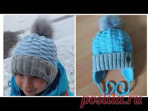 Двойная детская шапка с отворотом и ушками спицами теневым узором.