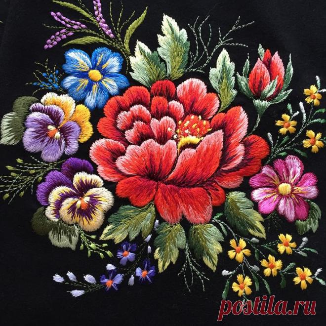 Вышивка на трикотаже шерстяными нитками для начинающих: виды сложных швов «рококо» Вышивка на трикотаже шерстяными нитками для начинающих: швы для начинающих. Виды швов (одноцветные, из двух или трёх цветов), Виды сложных швов «рококо», вышивка гладью и крестом.