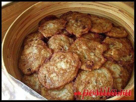 Белорусские дранки.
Ингредиенты:
1 кг картофеля
1 крупная луковица
2 яйца
Соль по вкусу
Растительное масло для жарки
Приготовление:
1. Натереть картофель и лук на мелкой терке. Добавить яйца и соль. Перемешать.
2. Разогреть сковородку с растительным маслом, мокрыми руками сформировать лепешки и выложить на сковороду.
3. Поджарить с обеих сторон до золотистого цвета. Все очень просто.
Приятного аппетита!
#вторыеблюда