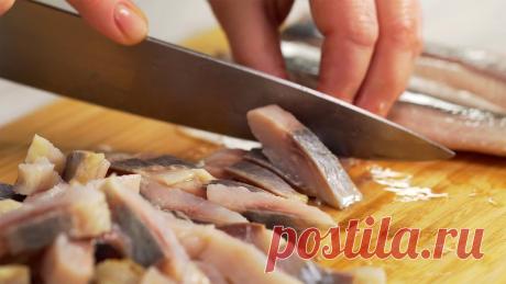 Беру простую селедку и готовлю вкусное блюдо: "Немецкий салат" - быстро и очень вкусно | Веселая... рецепт салата с селедкой