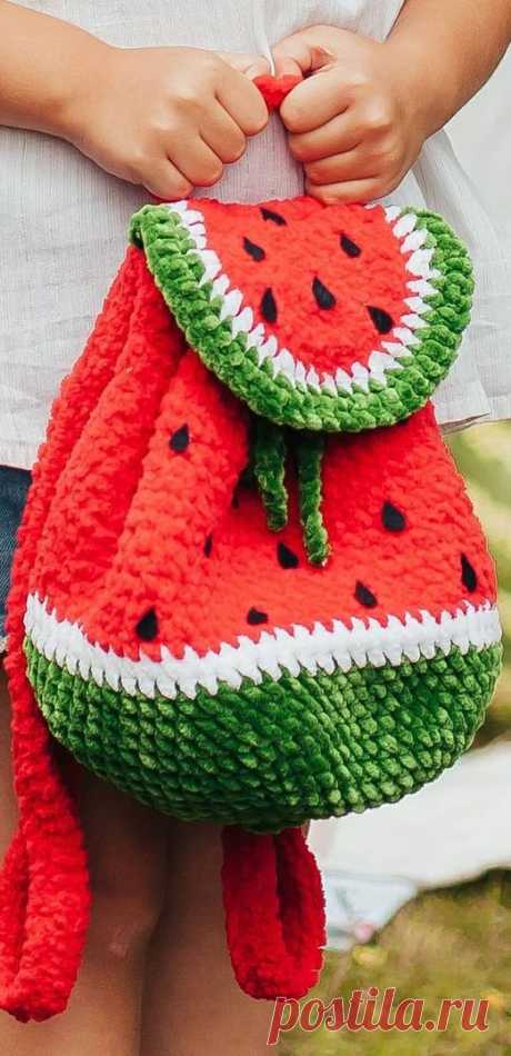 PDF Рюкзак Арбузик крючком. FREE crochet pattern; Аmigurumi toy patterns. Амигуруми схемы и описания на русском. Вязаные игрушки и поделки своими руками #amimore - плюшевый рюкзак в виде арбуза, сумка из плюшевой пряжи, детская сумочка, рюкзачок, арбузик.