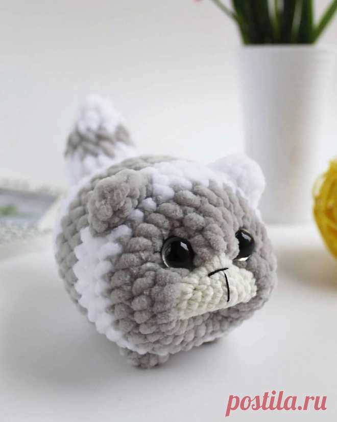 PDF Котик-Колобок крючком. FREE crochet pattern; Аmigurumi animal patterns. Амигуруми схемы и описания на русском. Вязаные игрушки и поделки своими руками #amimore - плюшевый котик, кошечка из плюшевой пряжи, кошка, кот, маленький котенок.