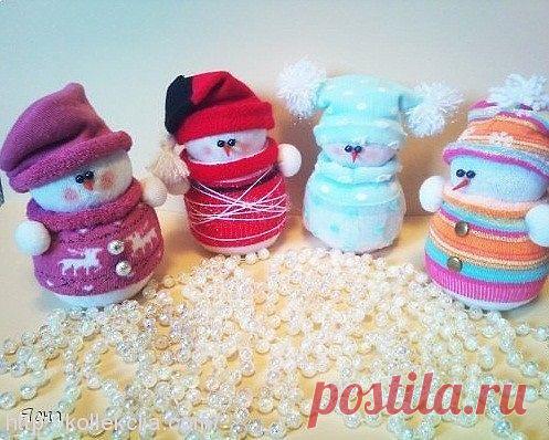 Как сделать снеговика из носков (мастер-класс).
http://kollekcija.com/snegovik-iz-noskov-avtor-svetlana-rukavishnikova/