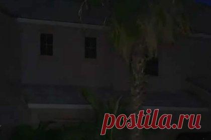 Запертую на год в спальне девочку случайно спасли полицейские. В США арестованы мужчина и две женщины, которые на год заперли девочку-подростка в спальне. Полиция города Лас-Вегас, штат Невада, прибыла по вызову в северную часть города днем 4 ноября. На месте была обнаружена девочка, которая сбежала из дома и просила у соседей воды и еды.