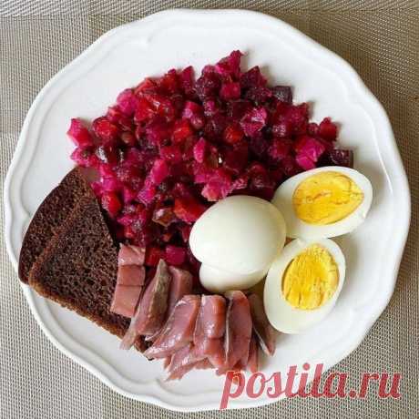 ПП завтраки
 
1.Сельдь в пряной заливке (без масла), яйца (одно без желтка), винегрет, ржаной хлеб 
419Ккал, Б-22,9, Ж-25,4, У-26,3 
 
2.Яйцо, жаренное без масла, авокадо, греча, сыр с голубой плесенью 
407Ккал, Б-18,1, Ж-23.9, У-20,0 
 
3. Сырники без сахара, йогурт, банан 
371Ккал, Б-22,2, Ж-16,4, У-35,2 
 
4. Яйцо варёное, овсянка на молоке, банан, маасдам, льняные семечки 
419Ккал, Б-20,8, Ж-22,1, У-38,4 
 
5. странный завтрак  
Киноа, свекла отварная, вареные яйца, сы...