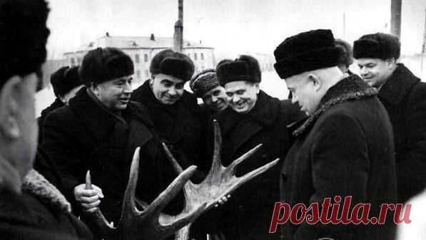 Ларионов вручает Хрущеву «Лосиные рога». Тогда же Первый секретарь обкома Рязанской области буквально наставил рога Хрущеву в связи с крупной экономической аферой, известной как «Рязанское чудо».