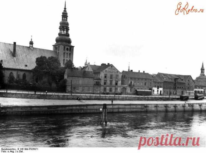 17 июня 1789 "...Тильзит есть весьма изрядно выстроенный городок и лежит среди самых плодороднейших долин на реке Мемеле. Он производит знатный торг хлебом и лесом, отправляя всё водою в Кенингсберг. Нас остановили у городских ворот, где стояли на карауле не солдаты, а граждане, для того что полки, составляющие здешний гарнизон, не возвратились еще со смотру..."(современное название города - Спветск).
