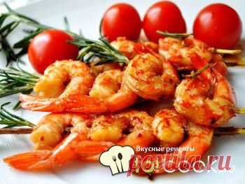 Шашлыки из креветок и черри со сметанным соусом с хреном и розмарином.