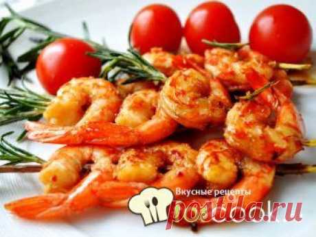 Шашлыки из креветок и черри со сметанным соусом с хреном и розмарином.