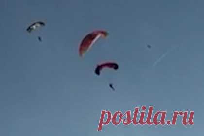 Столкновение двух парашютистов в Турции на высоте 20 метров попало на видео. В Турции два парашютиста-экстремала столкнулись в воздухе и упали в море. Инцидент произошел во время фестиваля в курортной деревне Олюдениз. На опубликованных кадрах видно, как на высоте 20 метров один экстремал врезается в другого после раскрытия парашюта на глазах у очевидцев.