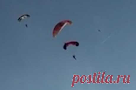 Столкновение двух парашютистов в Турции на высоте 20 метров попало на видео. В Турции два парашютиста-экстремала столкнулись в воздухе и упали в море. Инцидент произошел во время фестиваля в курортной деревне Олюдениз. На опубликованных кадрах видно, как на высоте 20 метров один экстремал врезается в другого после раскрытия парашюта на глазах у очевидцев.