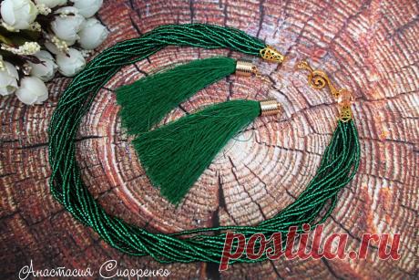 Многорядные бусы из бисера Изумрудные нити комплект Купить или заказать Многорядные бусы из бисера Изумрудные нити комплект в интернет-магазине на Ярмарке Мастеров. Многорядные зеленые бусы из бисера в комплекте с модными в сезоне серьгами кисти будут очень ярким комплектом. Длина 51 см.Фурнитура под золото. Дополнительно украшены гранеными бусинами. Еще больше украшений по ссылке, выберите подарки себе, друзьям и родным www.livemaster.ru/sidorenkoae?