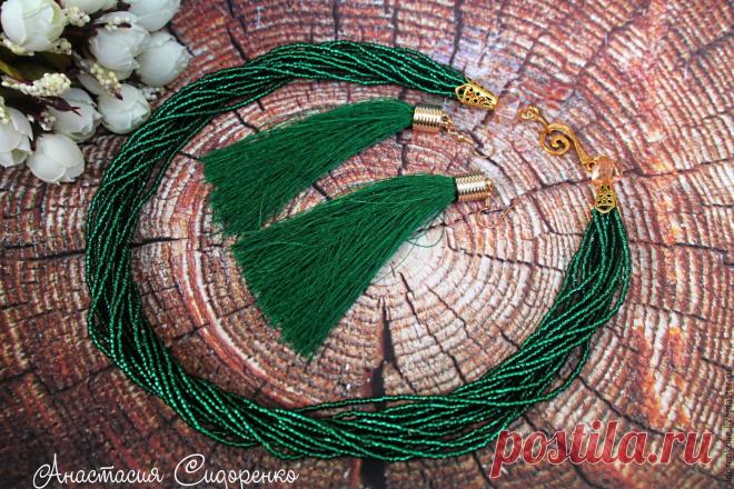 Многорядные бусы из бисера Изумрудные нити комплект Купить или заказать Многорядные бусы из бисера Изумрудные нити комплект в интернет-магазине на Ярмарке Мастеров. Многорядные зеленые бусы из бисера в комплекте с модными в сезоне серьгами кисти будут очень ярким комплектом. Длина 51 см.Фурнитура под золото. Дополнительно украшены гранеными бусинами. Еще больше украшений по ссылке, выберите подарки себе, друзьям и родным www.livemaster.ru/sidorenkoae?