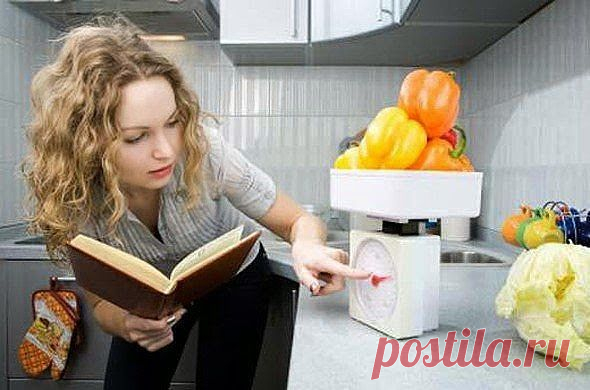 Полезные советы на кухне
- В воду, в которой варится рис, влейте столовую ложку уксуса - и рис станет белоснежным, рассыпчатым.
- Если добавить в сметану немного молока, она не свернётся в подливе.
- Капусту для начинки, порубив, сначала обдайте кипятком, а затем залейте на минуту холодной водой.
Хорошенько отожмите и жарьте на сковороде. Тогда капуста не потеряет цвет, не станет коричневой.

- Щепотка соли, добавленная в кофе перед концом варки, придает напитку особый вку...