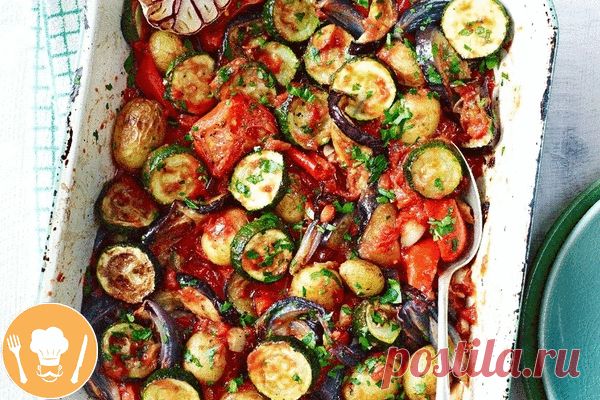 Запечённые овощи по-итальянски     
Ингредиенты:

Оливковое масло — 3 ст. л.
Картофель мелкий — 200 г
Помидоры — 2 шт.
Кабачок — 2 шт.
Чесночная луковица — ½ шт.
Красный лук — 1 шт.
Баклажан — 1 шт.
Болгарский перец — 1 шт.
Томаты в собственном соку — 400 г
Петрушка — 50 г
Соль, перец, специи — по вкусу

Приготовление:

Разогрейте духовку до 190 ºC.
Кабачки и баклажан нарежьте тонкими кружочками, перец - соломкой, помидоры - дольками, лук - кольцами, картошку очистите и ра...