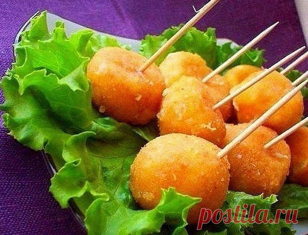 Сырные шарики — очень вкусное и популярное блюдо - У нас так Сырные шарики — очень вкусное и популярное блюдо. Существует много способов их приготовить. Ингредиенты: Сыр твердый — 200 г Яйца куриные — 3 шт. Чеснок — 2–3 зубчика...
