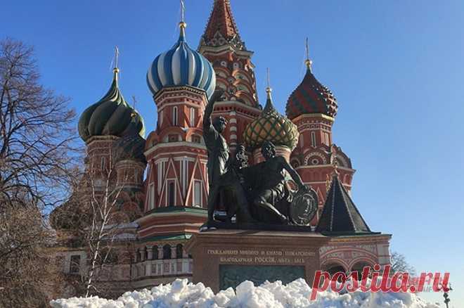 Первый памятник Москвы. Внутри фигур Минина и Пожарского спрятаны деньги. В годовщину установки монумента вспоминаем самые интересные события из его «жизни».
