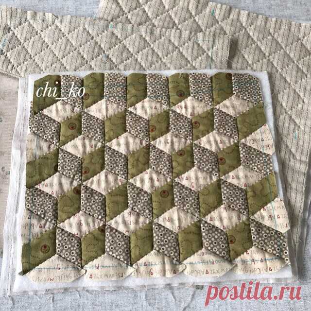 ✂️✂️
#パッチワーク #patchwork 
#キルト #quilt 
#パッチワークキルト 
#patchworkquilt 
#手芸 #手作り #手縫い
#針仕事 #チクチク
#ハンドメイド #handmade 
#先染め布 #プリント布
#パターン #ベビーブロック
#パッチワーく好きな人💕と繋がりたい🍀
#ハンドメイど好きな人✂️と繋がりたい🍀
・
・
#バッグ か#ショルダーバッグになる予定 
製作中✨