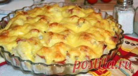 Вкусная, красивая и полезная запеканка для тех, кто не любит заморачиваться с готовкой. Ее можно приготовить на ужин, а также подать к праздничному столу. Будет очень вкусно! Думаю, вам пригодится этот простой рецепт! Ингредиенты: – 1 средняя цветная капуста – 100 г масла – 2 ложки муки – 250 мл молока – 2 желтка – 100 г тертого сыра – 100 г пражской ветчины – 3 ложки сухариков – соль – перец (по желанию) – сметана – пармезан. Как готовить: 1. Поместите вилочки цветной кап...