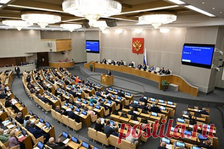 Депутатов Госдумы заметили в розовой одежде после премьеры фильма «Барби». Депутаты партии «Единая Россия» появились в Госдуме в розовой одежде после премьеры фильма «Барби». Государственные деятели Татьяна Буцкая и Екатерина Харченко посетили заседание в платьях упомянутого цвета. В свою очередь, член Федерального собрания РФ Мария Василькова выбрала нежно-розовый брючный костюм.