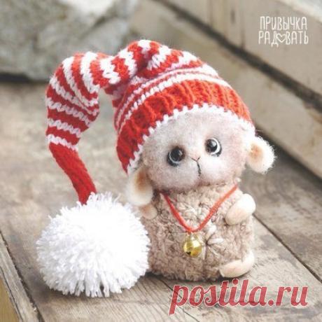 #лайфхак@mgknit #игрушечное_дело@mgknit 

КАК ПРАВИЛЬНО УХАЖИВАТЬ ЗА ВЯЗАНОЙ ИГРУШКОЙ!!!

Многих покупателей вязаных игрушек интересует вопрос: как за ней ухаживать? Ведь мягкие игрушки тоже мараются, а вот почистить их не так просто как простые пластмассовые или резиновые....

Сухая чистка. Что это такое? Сухая чистка рекомендована для интерьерных или пушистых игрушек (мохер, шерсть, «травка»). 
Для того чтобы почистить пару игрушек среднего размера нужно:

1. Сложить игр...