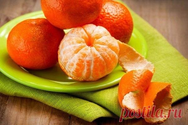 Кожура и листья мандарина в лечебных целях.

При кашле (способствует выводу мокроты из бронхов при бронхите, трахеите и пневмонии):
Залейте 2-3 столовые ложки молотой сухой кожуры мандаринов 250 мл водки. Настаивайте в течение недели в темном сухом месте. Принимайте по 20-25 капель смешанных с водой за 15 минут до еды трижды в день.
Или: одну столовую ложку с верхом порошка корочек развести в стакане теплой воды. Принимать по стакану раз в день.

При тошноте, рвоте и желуд...