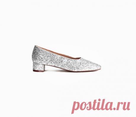 Блестящие лодочки уместны не только для выхода в свет. Попробуйте дополнить ими офисный костюм ‒  результат вам понравится! #hmshoes #hm