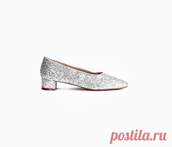 Блестящие лодочки уместны не только для выхода в свет. Попробуйте дополнить ими офисный костюм ‒  результат вам понравится! #hmshoes #hm