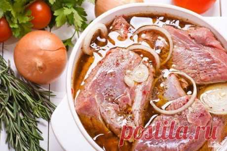 Подборка маринадов для запекания мяса в духовке. 
=1= 
Ингредиенты: 
200—250 мл белого сухого вина, 200—250 мл растительного масла, 1 морковь, 2 крупные луковицы, 1 долька чеснока, 1/2 лимона (или 250 мл уксуса), 1 небольшой пучок зелени петрушки, 2 лавровых листа, черный перец горошком.
Показать полностью…